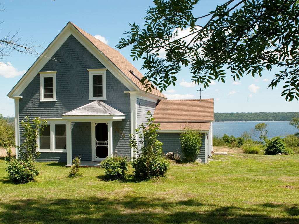 Rising Sun - family friendly ocean front cottage suitable for business travelers. Shelburne, Nova Scotia.