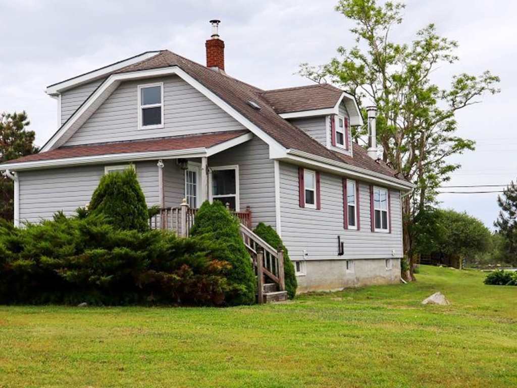 Harbour Tide House - business travel or weekend getaway cottage. Carters Beach, Nova Scotia.
